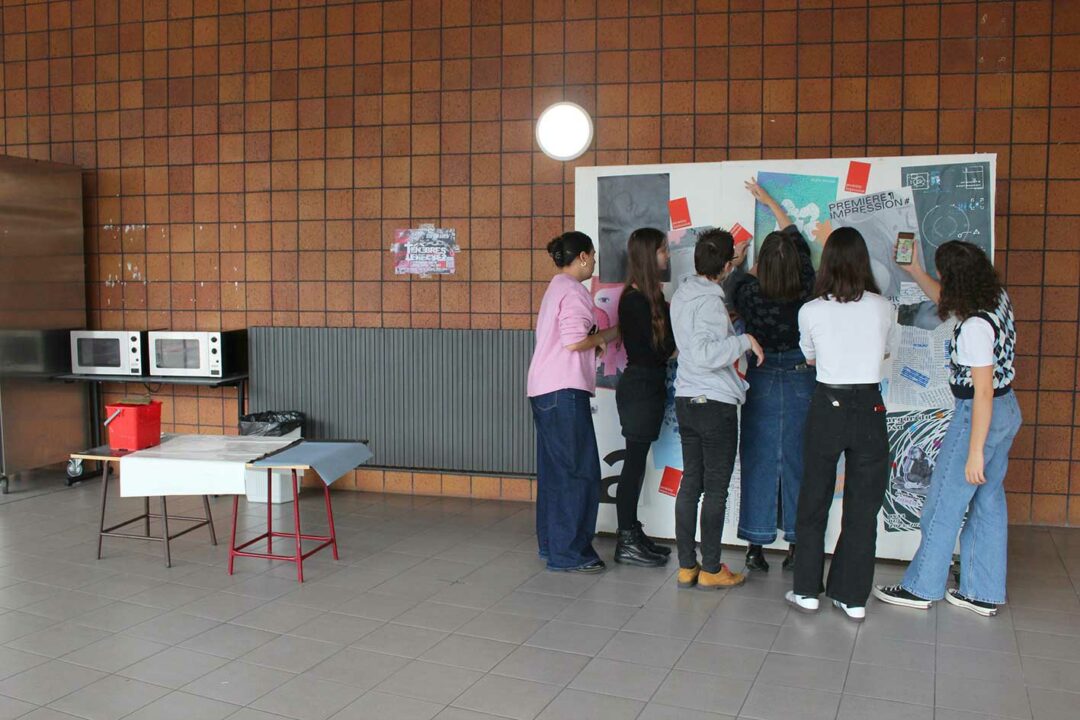 Plan large des étudiants collant leur affiches.
